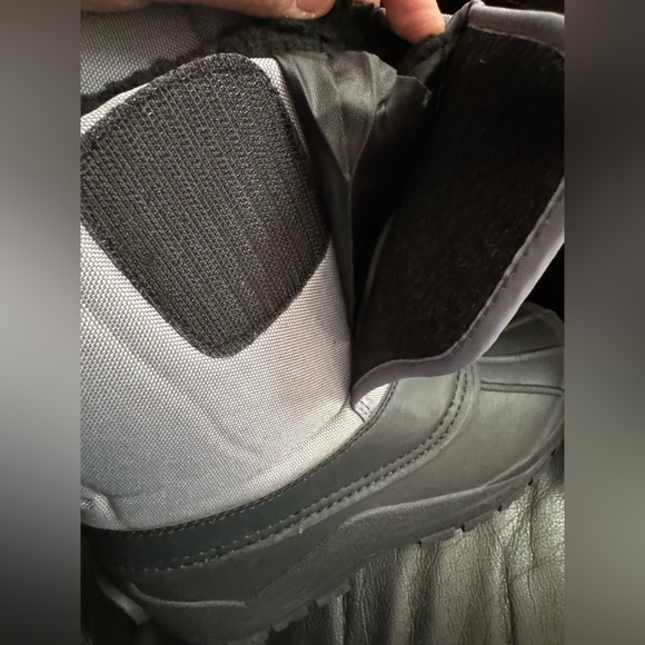 New/ kids snow boots size 4 - Picture 5 of 6